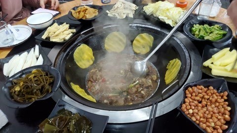 <b>小地锅是一种独特的烹饪方式，源于传统的火锅文化。它以小而精致的锅具为特点，让每位食客在享用美味的同时，感受到一种精致的用餐体验。小地锅学习培训成为许多餐厅和烹饪学校关注的焦点，为想学小地锅的人提供了一个很好的平台。</b>