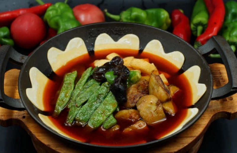 <b>在快节奏的现代生活中，人们越来越注重方便、快捷的饮食方式。然而，对于独自生活的人来说，常常因为锅具太大而无法享受美食。这时候，一人一份小地锅就成为了他们的福音。</b>