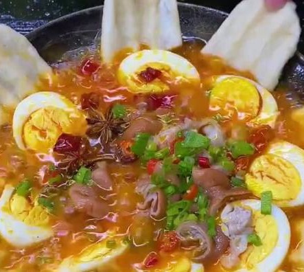 <b>小地锅并非随处可见的普通菜肴，它的背后隐藏着深厚的地方文化和历史传承。那么，小地锅哪里的正宗呢？</b>