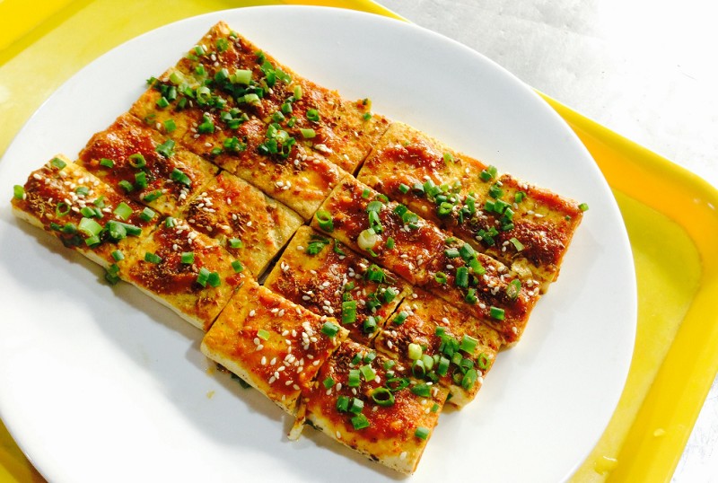 <b>铁板豆腐作为一种独特的美食文化，在中国受到了广泛的欢迎。为了学习正宗的铁板豆腐技术，许多人选择参加专业的铁板豆腐培训课程。铁板豆腐培训学费多少钱呢？大概1000-3000元左右，下面带您详细了解一下。</b>