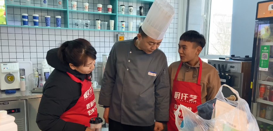 <b>烹饪，是一门充满创意和热情的技能，而培训厨师学校则成为您踏入这个美食世界的快速通道。在这里，您将不仅仅学到烹饪的基础知识，更能够快速掌握各种精湛的烹饪技能。</b>