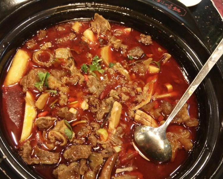 <b>山东甄选作为一家专业的小吃培训机构，致力于为广大创业者提供优质的筋头巴脑火锅培训，助力您轻松步入成功的殿堂。</b>