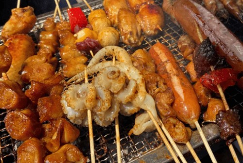 <b>烧烤，作为一种传统的烹饪方式，以其独特的口感和风味而深受食客喜爱。如果您对烧烤美食感兴趣，想要学习如何制作正宗的烧烤美食，那么参加正宗烧烤培训中心是一个不错的选择。本文将为您介绍正宗烧烤培训中心的相关内容。</b>