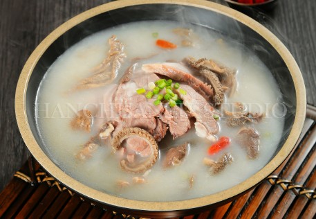<b>要想真正掌握羊肉汤的制作技艺，参加羊肉汤做法培训无疑是必不可少的。以下将介绍一些羊肉汤培训的关键步骤，助您在短时间内成为一位合格的羊肉汤大厨。</b>