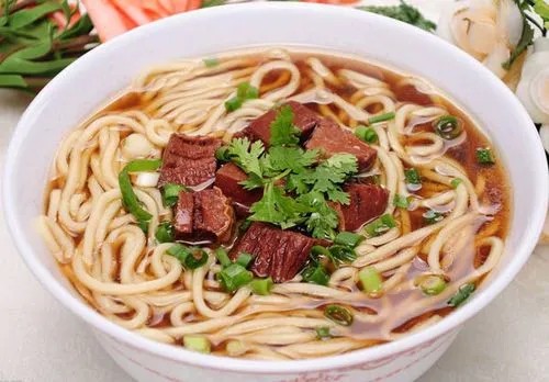 <b>学牛肉面需要多少钱？学牛肉面学费多少钱？学习牛肉面制作技艺所需的费用，是许多想要投身这一行业的人们首要关心的问题。根据目前的市场情况和多个培训机构的收费标准，学习牛肉面的学费大致在1000-3000元左右。</b>