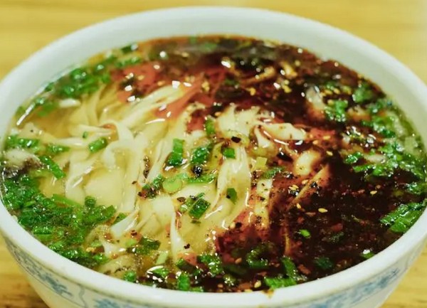 <b>学牛肉拉面技术去哪里？学做牛肉拉面哪里学？学习牛肉拉面技术，选择一个专业且信誉良好的培训机构是非常重要的。以下是一些建议的学习途径和机构</b>