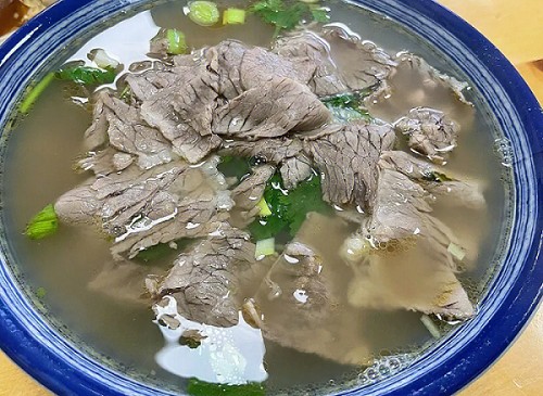 <b>淮南牛肉汤学费多少钱？淮南牛肉汤学费的价格一般在1000-3500元之间，但具体价格取决于多个因素。</b>
