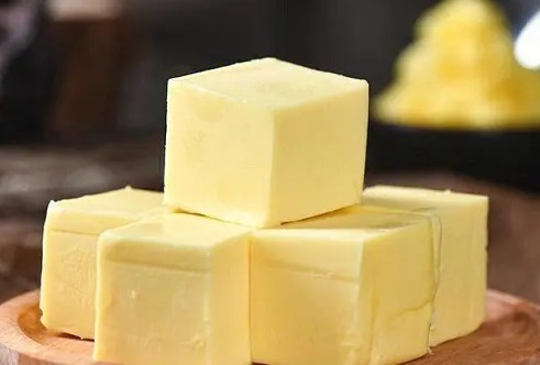 <b>黄油可以做什么美食？黄油能做什么菜？黄油是一种多用途的食材，它在烹饪中起到了关键的作用，不仅为食物增添了浓郁的奶香味道，还赋予了食物丰富的口感和风味。下面将介绍一些黄油可以用来制作的美食和菜品。</b>