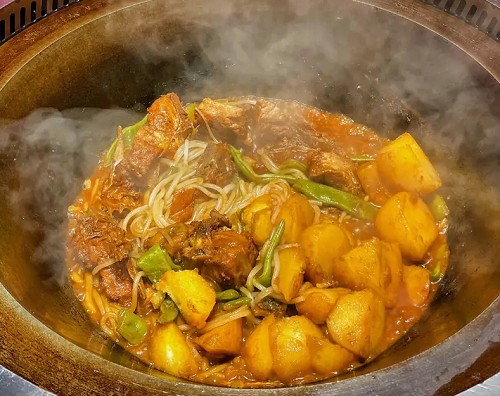<b>在我们的小铁锅炖菜培训课程中，学员将学习到如何选用上等食材，如何掌握火候，以及如何调制出美味的炖菜。我们会教授学员如何挑选肉类、蔬菜、调料等，以及如何将这些食材完美地融合在一起。</b>