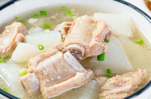 <b>排骨炖40分钟能烂吗？炖排骨多久能烂？排骨炖多久能烂，取决于烹饪的方式和火候。如果使用高压锅，一般炖煮20~30分钟即可。因为高压锅的压力较大，可以更快地将排骨炖烂。</b>