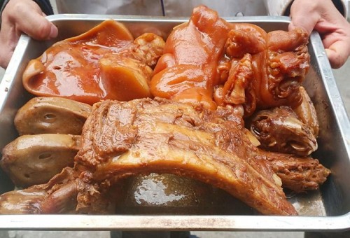 <b>随着餐饮市场的不断扩大，越来越多的人对卤肉制作产生了浓厚的兴趣，希望通过学习卤肉技术来开启自己的创业之路。因此，卤肉培训逐渐成为了一个热门行业。</b>