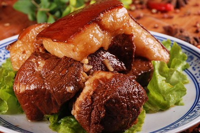 <b>在众多美食中，卤肉熟食无疑是一道美味不可错过的佳肴。为了掌握这一精湛的烹饪技艺，越来越多的人选择参加卤肉熟食培训学校，通过专业的指导和系统的培训，走进烹饪的奇妙世界。</b>