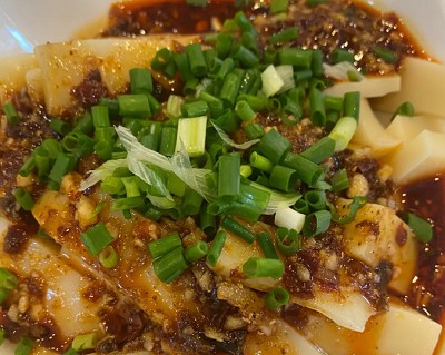 <b>凉粉是什么材料做的？ 凉粉是一道清凉爽口的传统中式凉菜，制作简单，主要由绿豆粉，水，糖，柠檬汁，花椒粉等调味品制作的，下面带您详细了解下。</b>