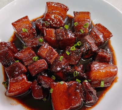 <b>红烧肉高压锅压几分钟？使用高压锅来红烧肉可以节省烹饪时间，并保持肉质的鲜嫩。具体的烹饪时间可能因高压锅型号、肉块大小和个人口味而有所不同，但一般而言，红烧肉使用高压锅压烹饪的时间通常在15到30分钟之间。</b>