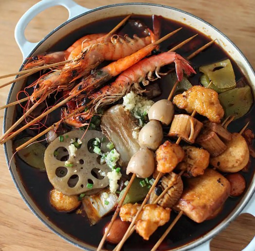 <b>在繁华的餐饮市场中，串串店以其独特的魅力和广泛的受众群体，成为了不少创业者的首选。那么，开一家串串店一年利润究竟有多少呢？大概30w-40w左右本文将为您揭示这个奥秘。</b>