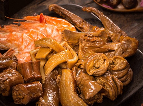 <b>卤猪头肉是一道美味的传统菜肴，口感鲜美，营养丰富。下面介绍一种常见的卤猪头肉做法及配料</b>