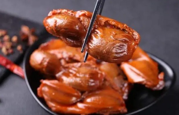 <b>要做出最正宗的卤猪头肉，需要选用新鲜的猪头肉，并按照传统的方法进行处理和卤制。以下是详细的做法</b>