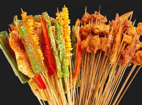 <b>开一家串串店一年利润大致取决于多个因素，包括店铺选址、客流量、菜品质量、服务水平、运营成本等。为了给出一个大致的估计，以下是一个基于中等规模城市的串串店的例子。</b>