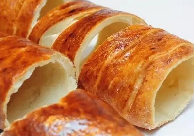 <b>烟囱面包烤炉多少钱一个？烟囱面包烤炉的价格因品牌、型号、功能和材质的不同而有所差异。一般来说，普通的家用烟囱面包烤炉价格在几百元至数千元不等，而商用的大型烤炉则价格较高，可能要数万元。</b>