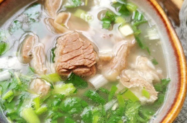 <b>教正宗羊肉汤的地方哪里有？在山东地区，想要学习正宗羊肉汤的技艺，可以考虑山东甄选这家专业的羊肉汤技术培训机构。</b>