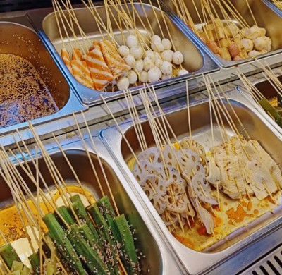 <b>在如今美食文化日益丰富的时代，小吃行业以其独特的魅力和广阔的市场前景，吸引了越来越多的创业者。为了满足这一需求，小吃培训速成班应运而生，成为许多创业者追求美味秘诀的捷径。</b>