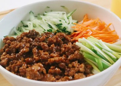 <b>学炸酱面炸酱面培训去哪里？炸酱面作为中国传统的面食之一，深受广大人民群众的喜爱。其独特的酱香和劲道的面条让人回味无穷。如果您想学习炸酱面的制作技巧，那么山东甄选集团将是您的不二之选。</b>