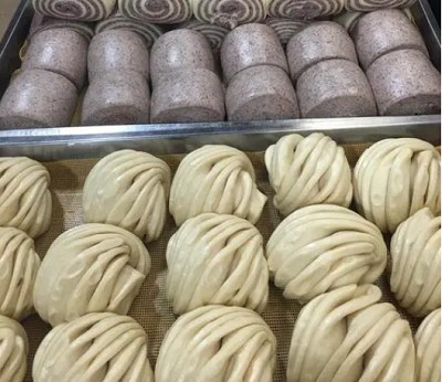 <b>面食培训哪里学？学面食去哪里？面食培训的学习地点多种多样，包括专业的面食学校、知名的餐饮培训机构，以及有丰富经验的老师傅。如果您对面食制作有浓厚的兴趣，并想要深入学习，那么山东甄选集团或其他培训机构都是值得考虑的选择。</b>