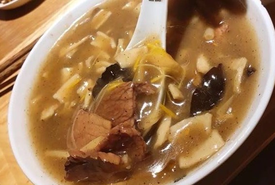 <b>逍遥镇胡辣汤培训去哪里？这是许多热爱美食、想要掌握这门技艺的人们心中的疑问。毕竟，逍遥镇胡辣汤作为一道具有浓厚地方特色的美食，其独特的口感和制作方法吸引了无数人的目光。</b>