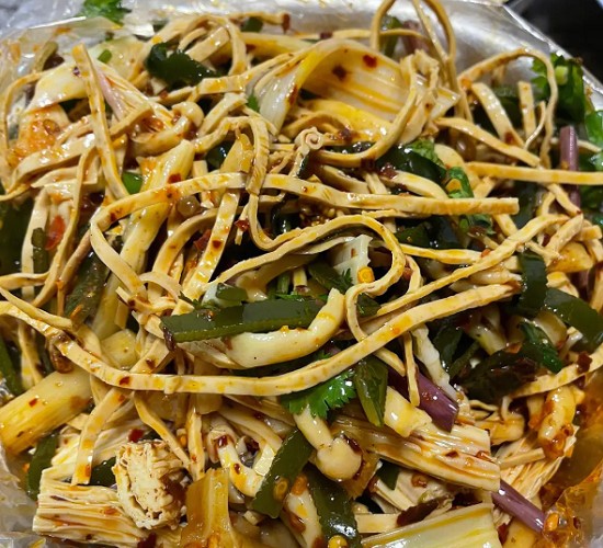 <b>凉拌菜在哪里学？学习凉拌菜制作技术可以选择多种途径，包括参加专业的凉拌菜培训课程、在家自学、观看在线教程或寻求厨艺大师的指导等。</b>