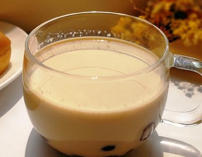 <b>开个奶茶店大概需要多少钱？开设一家奶茶店所需的总费用会受到多种因素的影响，如店铺选址、店铺规模、装修风格、设备选择、原材料采购等。</b>