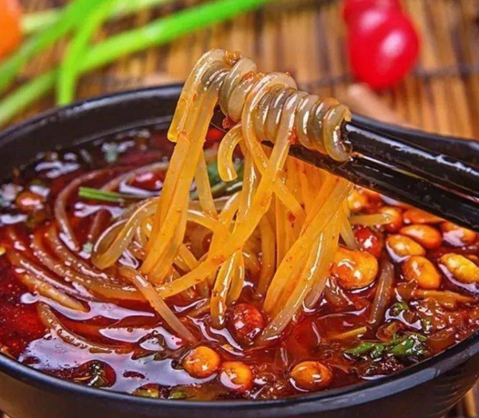 <b>随着酸辣粉在各地的普及，越来越多的人对学习制作酸辣粉产生了浓厚的兴趣。那么，学酸辣粉需要多少钱？费用一般在多少范围内呢？</b>