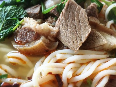 <b>学羊肉粉要多久时间能学会？学习羊肉粉制作的时间长度因个人情况而异，无法一概而论。对于有一定烹饪基础的人来说，学习羊肉粉制作可能只需要短短的时间就能掌握基本技巧；而对于没有烹饪经验的人来说，则需要更多的时间和精力去学习和实践。</b>