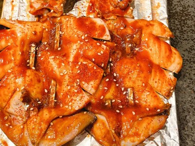 <b>想要制作出正宗的铁板鱿鱼，并非易事。为了满足广大美食爱好者的需求，正宗铁板鱿鱼培训班应运而生，为喜欢烹饪的朋友们提供了一个学习和探索的平台。</b>