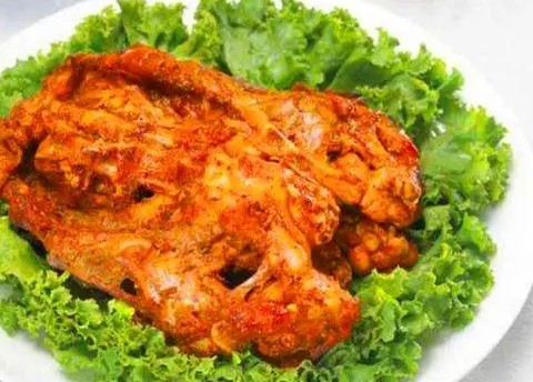 <b>正宗铁板鸡架的做法窍门都有什么？正宗铁板鸡架，外皮酥脆、肉质鲜嫩，香气四溢，是一道让人垂涎欲滴的美食。想要做出正宗的铁板鸡架，需要掌握一些关键的窍门。</b>