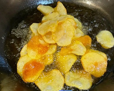 <b>对于商家来说，掌握商用炸薯片的制作方法至关重要，它关系到产品的口感、品质和生产效率。下面，就让我们来探讨一下商用炸薯片的制作方法。</b>