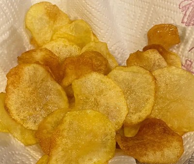 <b>炸薯片摆摊卖好卖吗？炸薯片生意怎么样？炸薯片摆摊卖的生意在很多情况下是有潜力的，尤其在人流量大的地方或者活动现场。炸薯片作为一种受欢迎的小吃，具有广泛的消费群体，从年轻人到老年人，很多人都喜欢它的香脆口感。</b>
