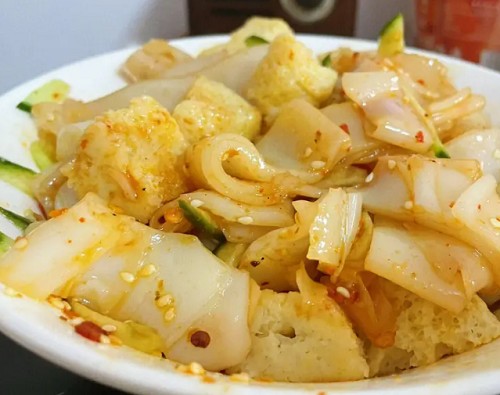 <b>随着人们对美食的追求和对传统手艺的传承，学习制作凉皮的技术逐渐成为了一种热门选择。那么，学做凉皮需要多少钱？凉皮培训的学费又是多少呢？</b>