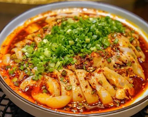 <b>学川菜多少钱？川菜培训多少钱？学习川菜的费用因培训机构、地区和课程内容的不同而有所不同。一般来说，参加川菜培训机构或川菜培训学校提供的课程可能在2000-3000元左右。</b>