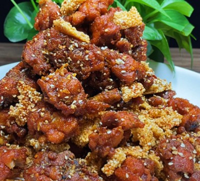 <b>蟹黄锅巴鸡是一道结合了蟹黄和鸡肉的美味佳肴，它的制作方法相对复杂，但只要掌握了正确的步骤和配方，就能轻松做出这道美味。</b>
