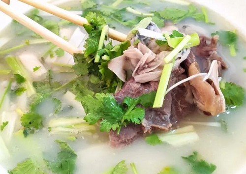 <b>羊杂汤，这道具有浓郁羊肉味和独特风味的传统小吃，吸引了众多美食爱好者的目光。正宗羊杂汤哪里学？若你对其产生了浓厚的兴趣，并希望在短时间内掌握其制作技巧，山东甄选餐饮小吃培训机构将是你不二的选择。</b>
