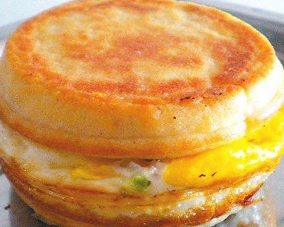 <b>​鸡蛋汉堡是一款受到广大食客喜爱的经典小吃，其金黄的外观、香脆的口感和丰富的营养，使它成为了摆摊创业的热门选择。下面，我们将详细介绍如何制作正宗的鸡蛋汉堡，让您轻松掌握这门技术，开启创业之路。</b>