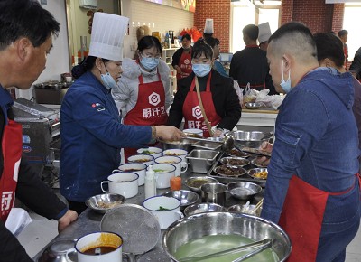 <b>学厨师大概多少钱？厨师培训费用多少？学厨师的费用因地区、学校、课程内容和培训时长等因素而有所不同。以下是一个关于学厨师所需费用的大致分析。</b>