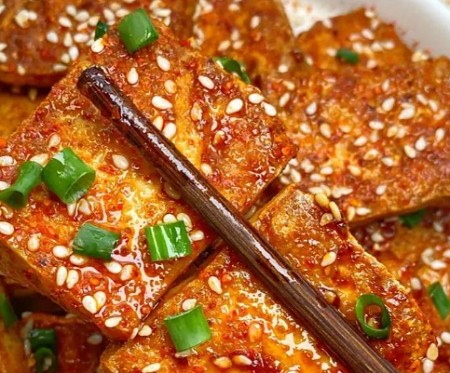 <b>学做豆腐去哪里学这个技术？学做豆腐这门传统而精湛的技艺，山东甄选无疑是一个值得推荐的小吃培训机构。</b>