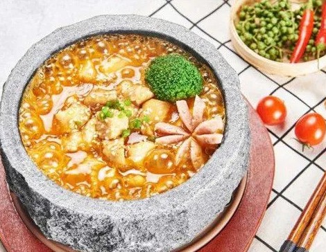 <b>做泡泡鸡生意怎么样？做泡泡鸡生意是一个有潜力的创业选择。泡泡鸡作为一道受欢迎的小吃，具有广泛的消费者基础和市场需求。以下是关于做泡泡鸡生意的一些分析和建议：</b>