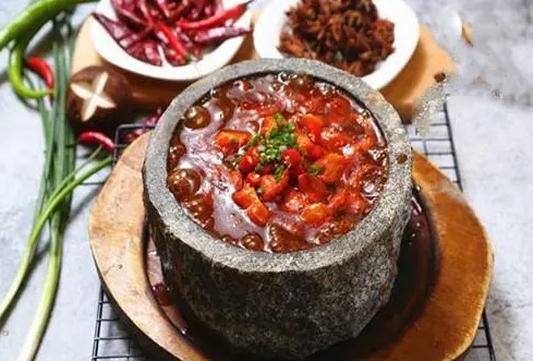 <b>开一家泡泡鸡怎么样？石锅泡泡鸡利润怎么样？开一家泡泡鸡店是一个有潜力的创业选择，但成功与否取决于多个因素，包括店铺选址、顾客群体定位、产品口味、经营管理等。</b>